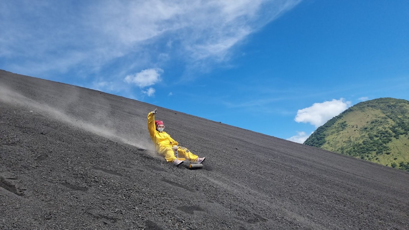 imagen del volcán cerro negro haciendo volcano boarding