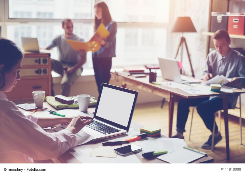 Desk Sharing Vorteile, Nachteile + Regeln im Büro