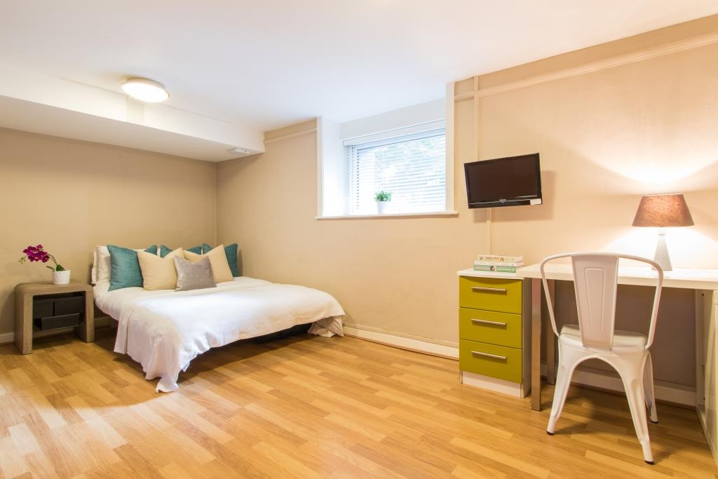 Flat 1, 17 Ladybarn Road