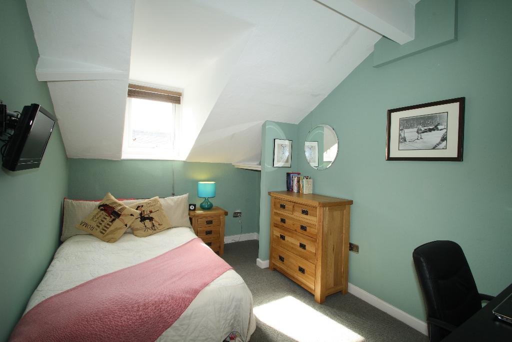 16 Cawdor Road