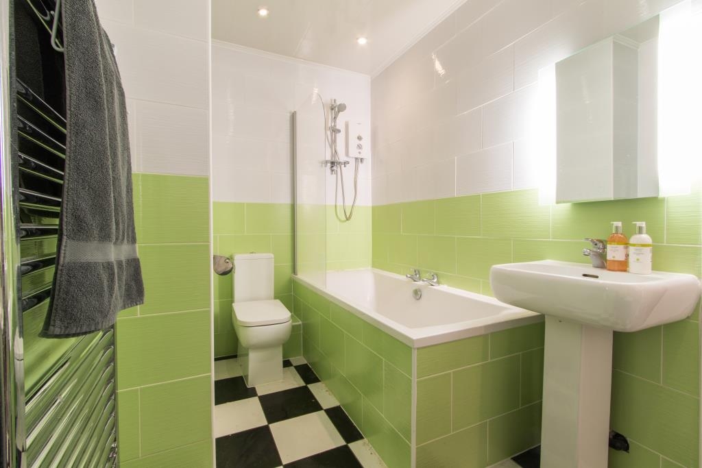 Flat 2, 17 Ladybarn Road