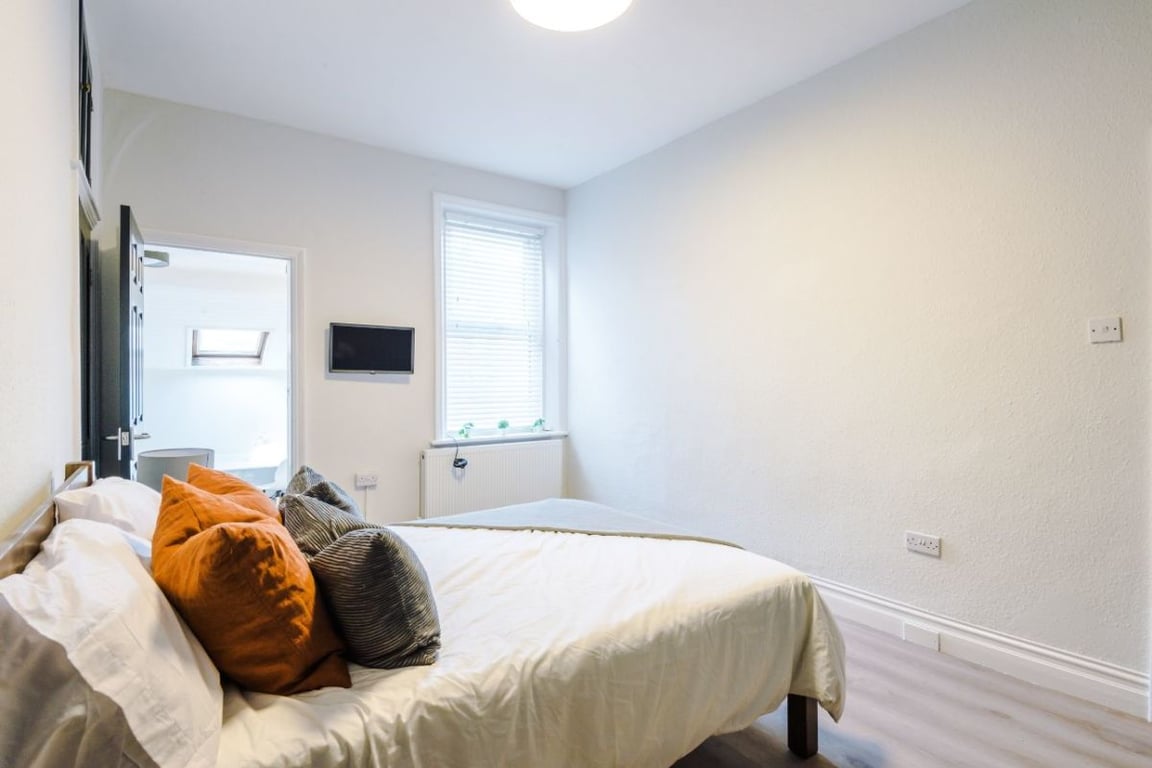 77 Dinsdale Road