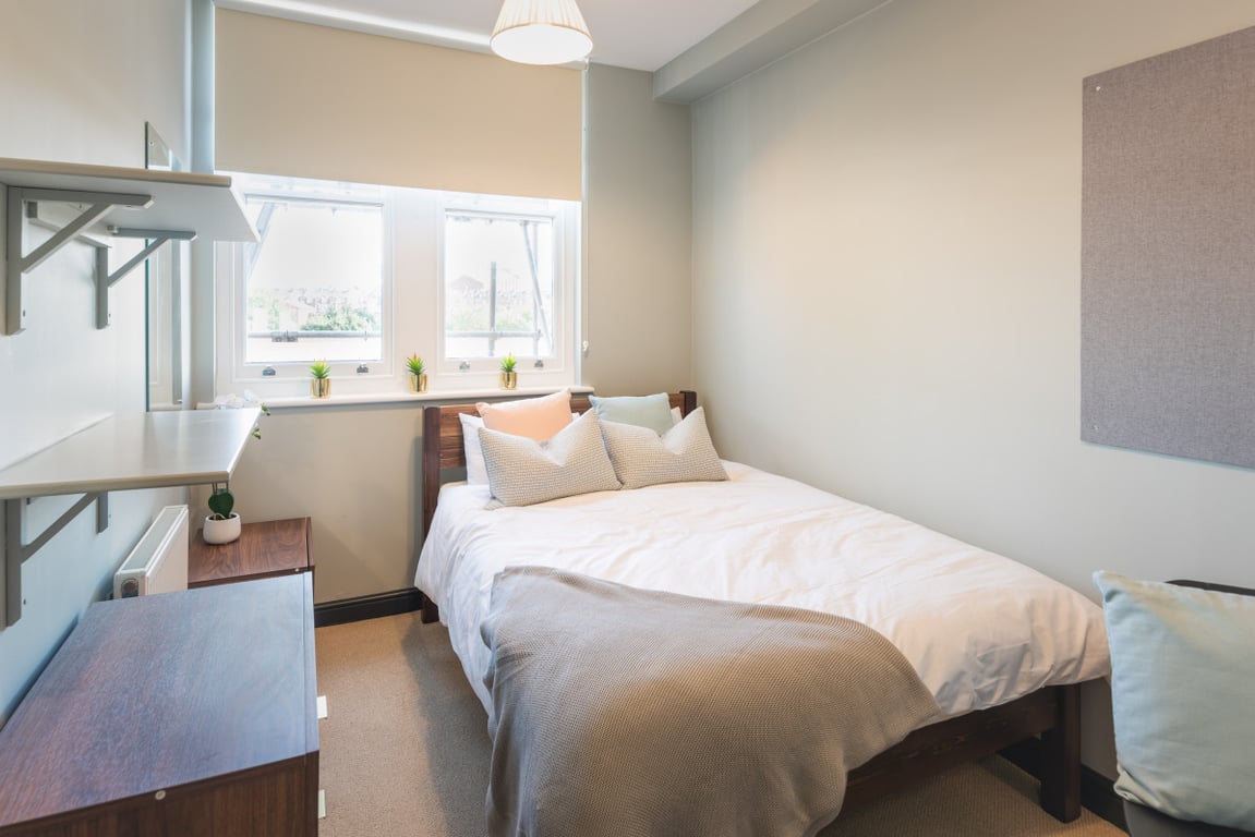 Flat L Bishop Blackall School