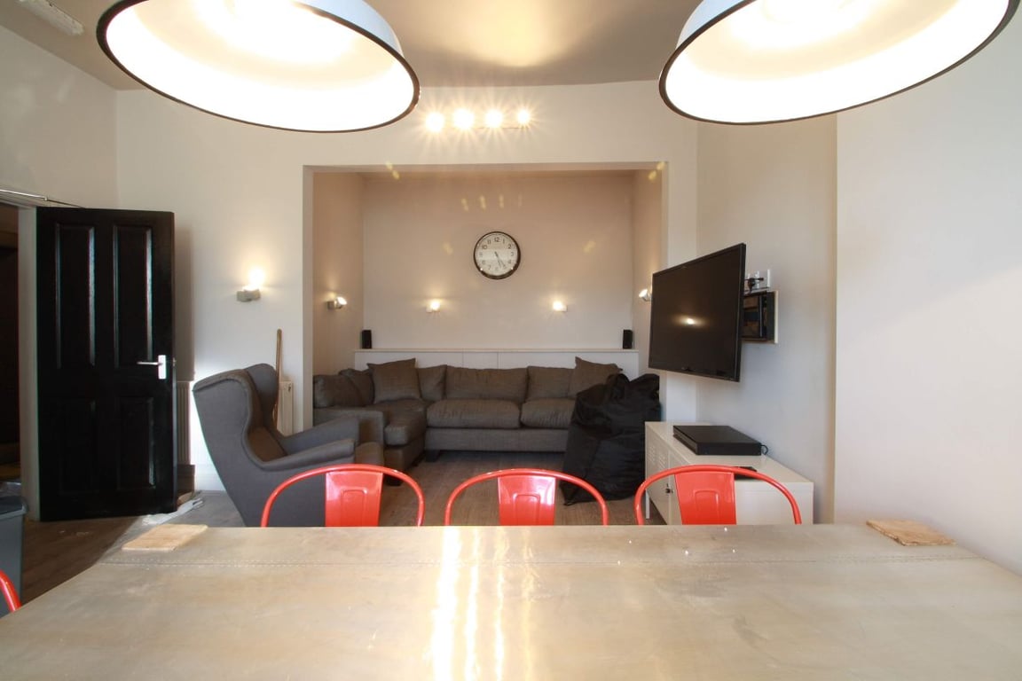 Flat 2, 154 Woodsley Road