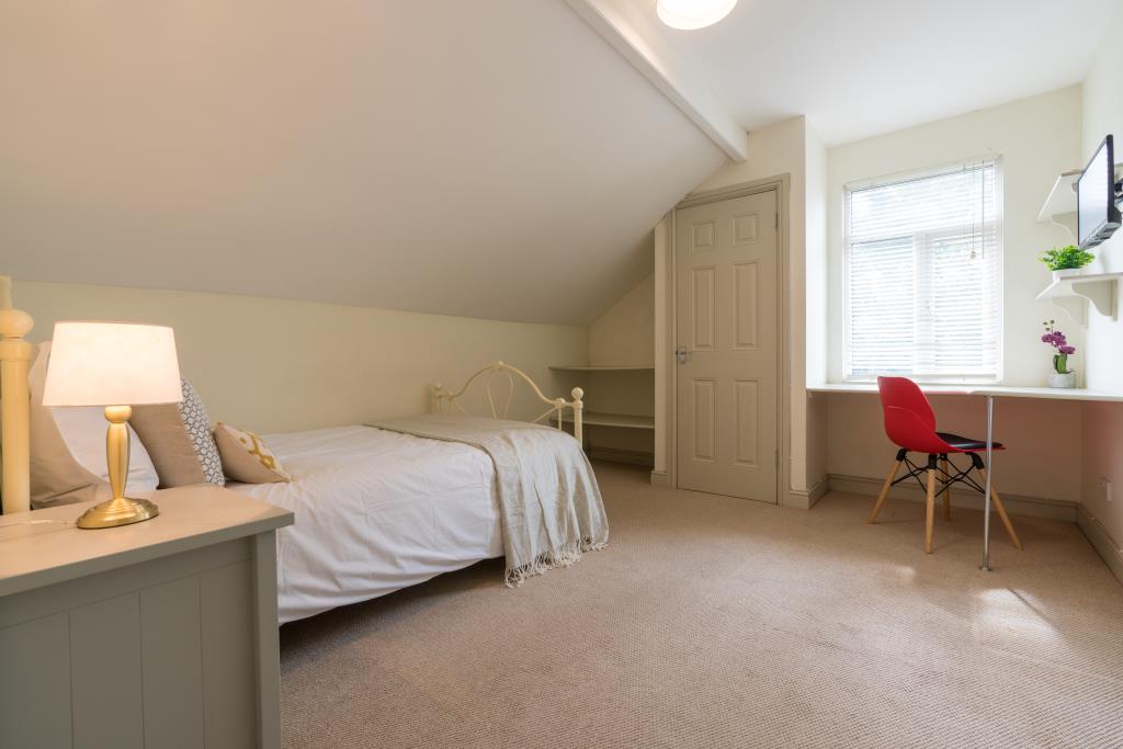 49b Colum Road