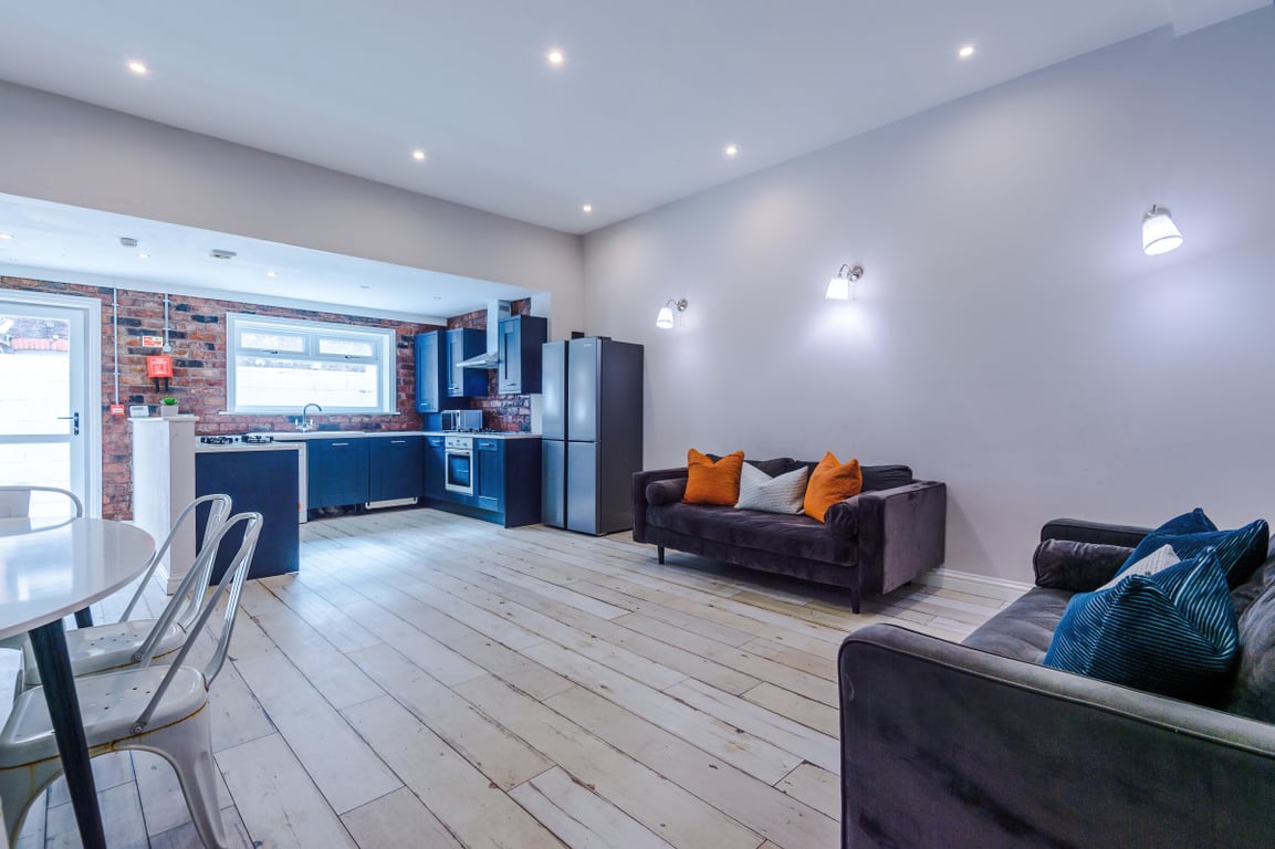 28 Esher Road