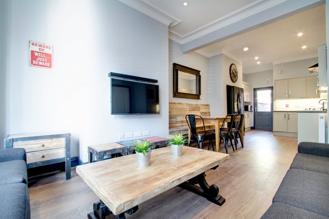 8 Furness Road