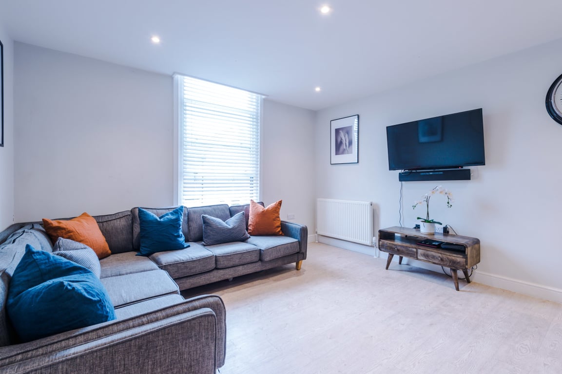 Flat 2, 27 Hawarden Avenue