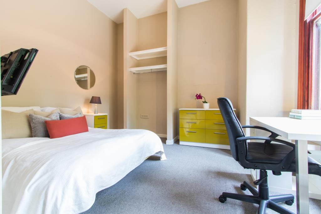 Flat 2, 17 Ladybarn Road