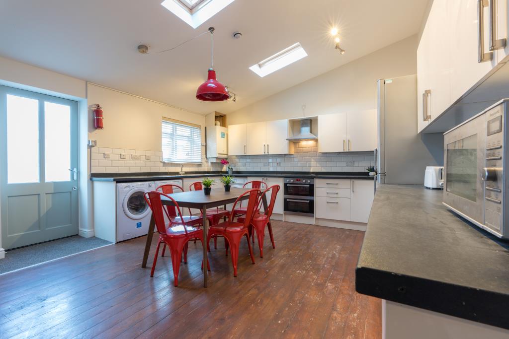 86 Lenton Boulevard