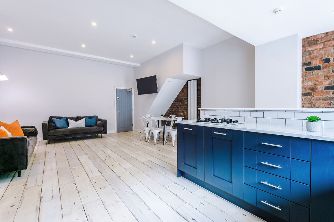 28 Esher Road