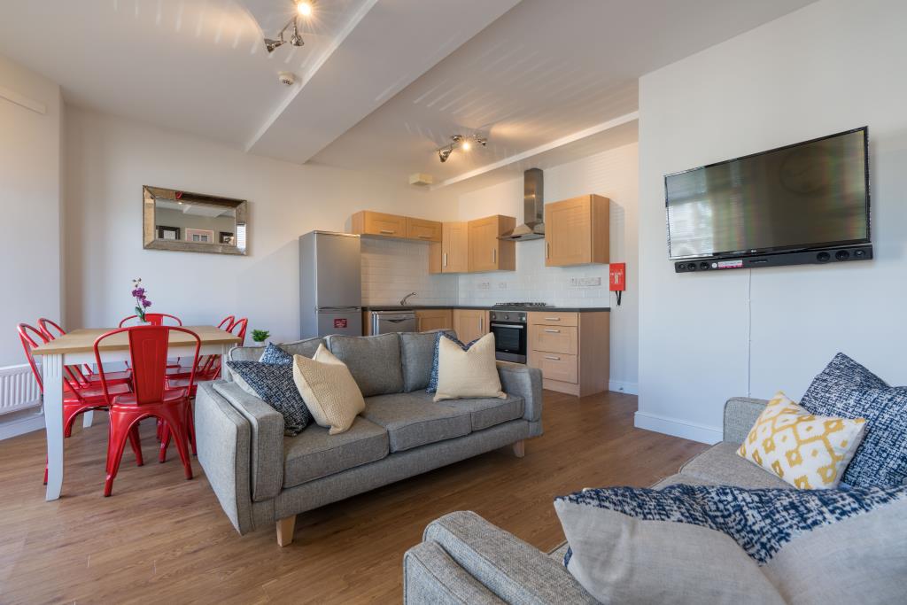 49b Colum Road