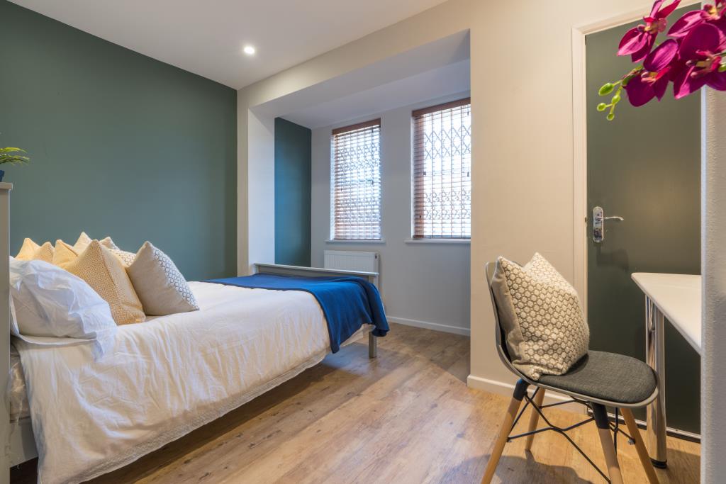 15b Larkdale Street