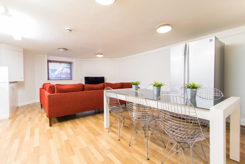 Flat 1, 17 Ladybarn Road