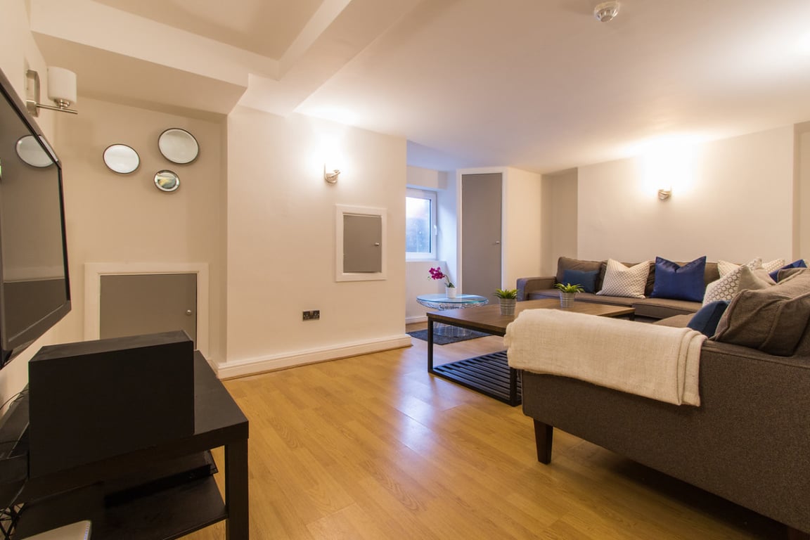 16 Cawdor Road