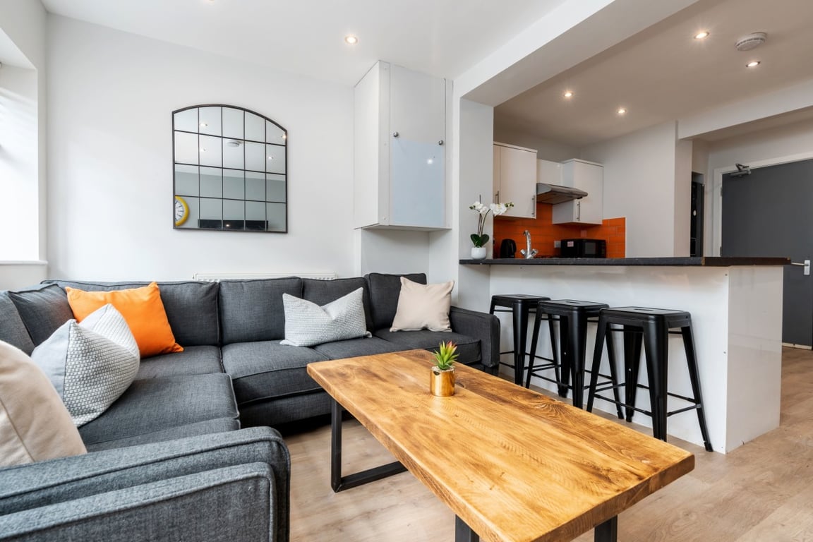 8 Holcombe Road