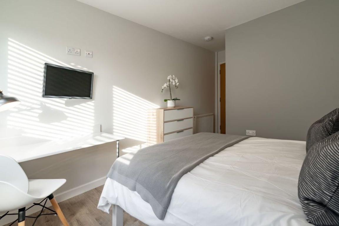 Flat 5 The Square, 1 Falconar Street