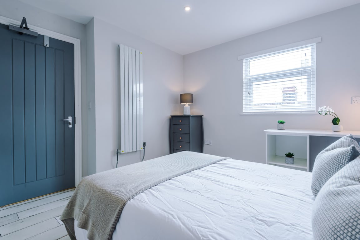 28 Esher Road