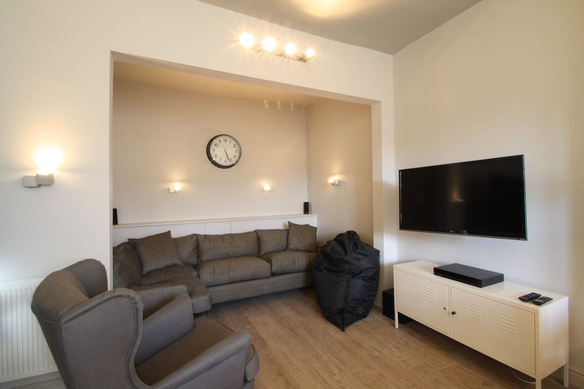 Flat 2, 154 Woodsley Road