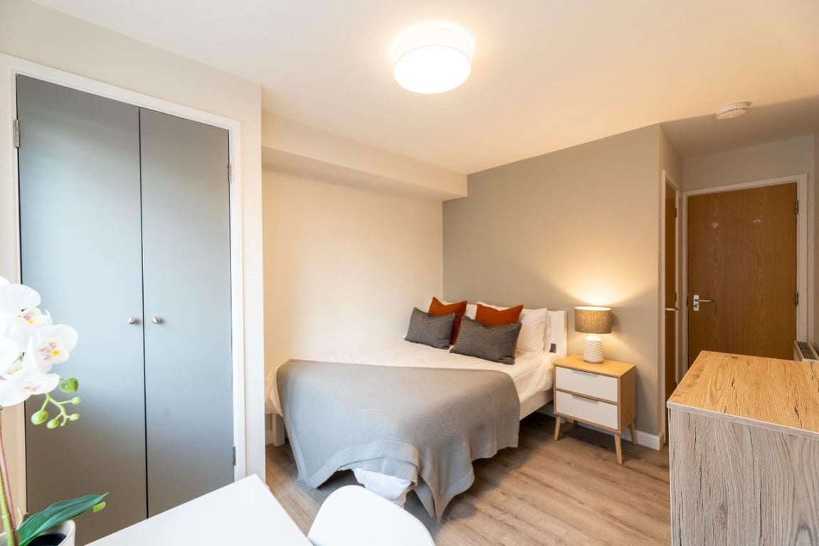 Flat 2 The Square, 1 Falconar Street