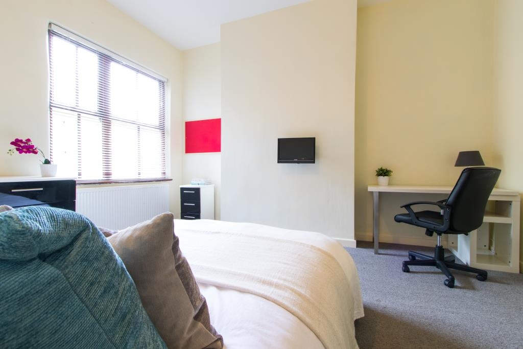 Flat 3, 17 Ladybarn Road