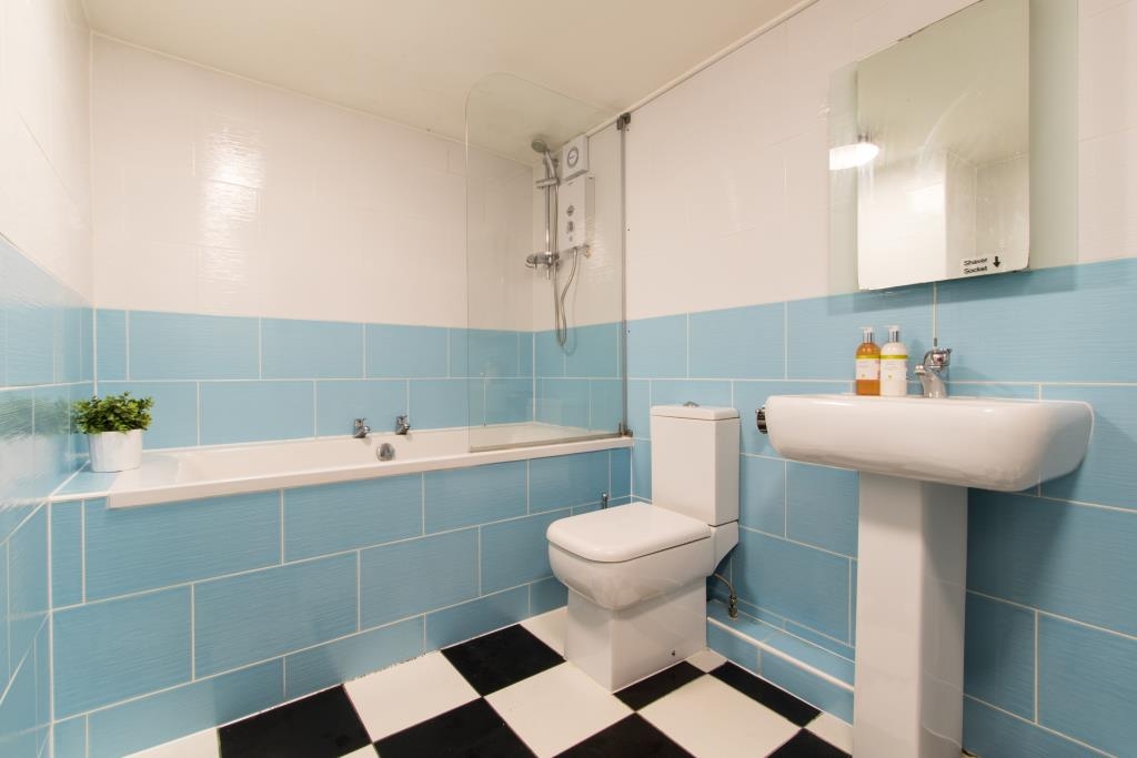 Flat 1, 17 Ladybarn Road