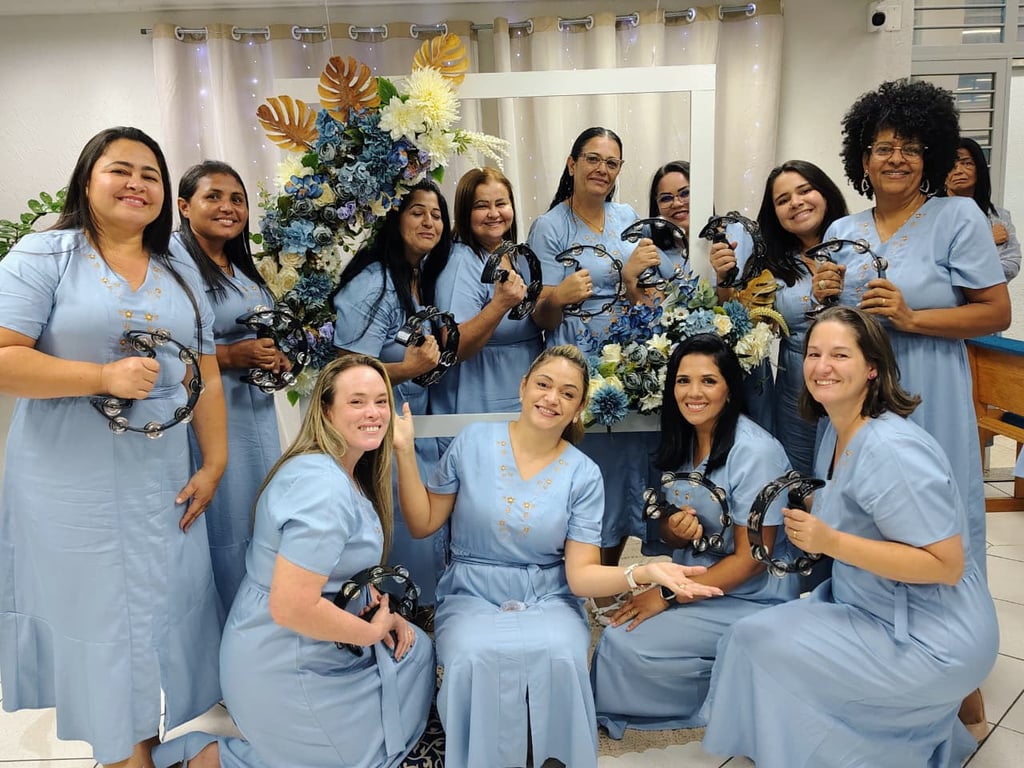 Grupo vestindo fardas da Divina — foto 1