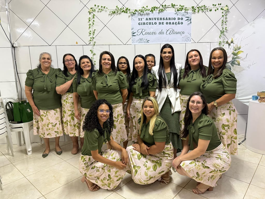 Grupo vestindo fardas da Divina — foto 2