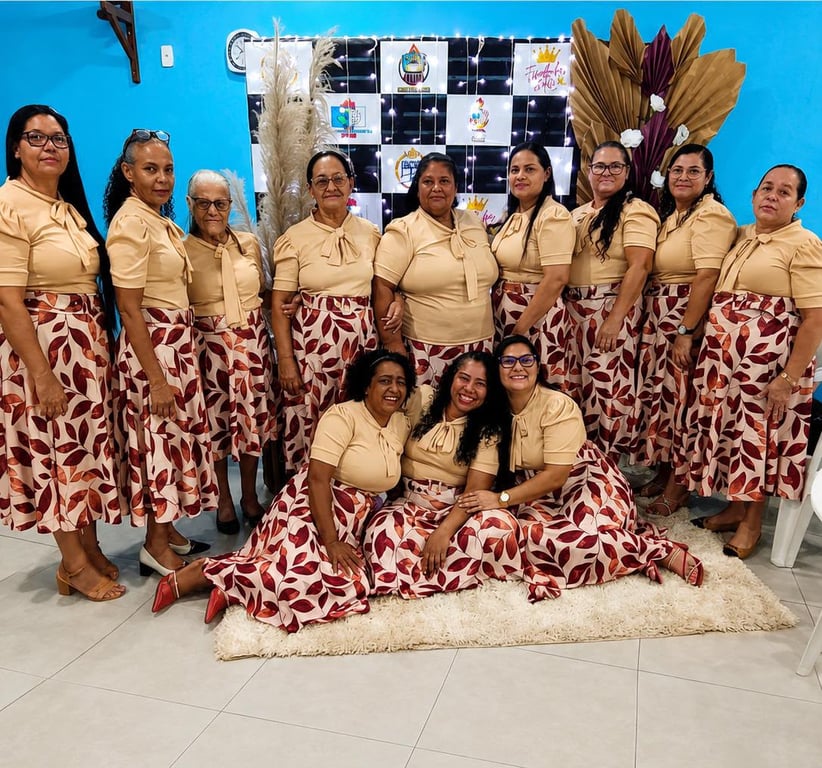Grupo vestindo fardas da Divina — foto 5