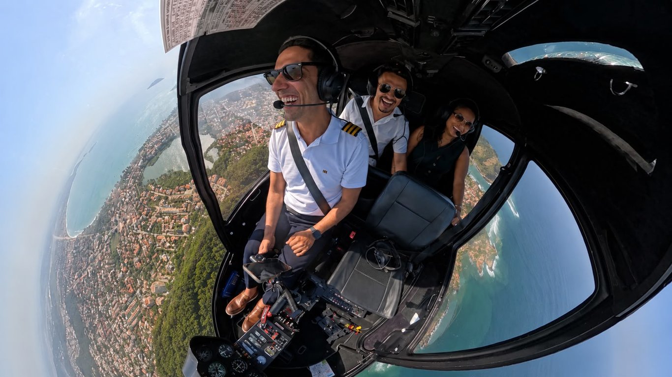 Helicóptero sobrevoando as praias de Búzios – Fly Me Up