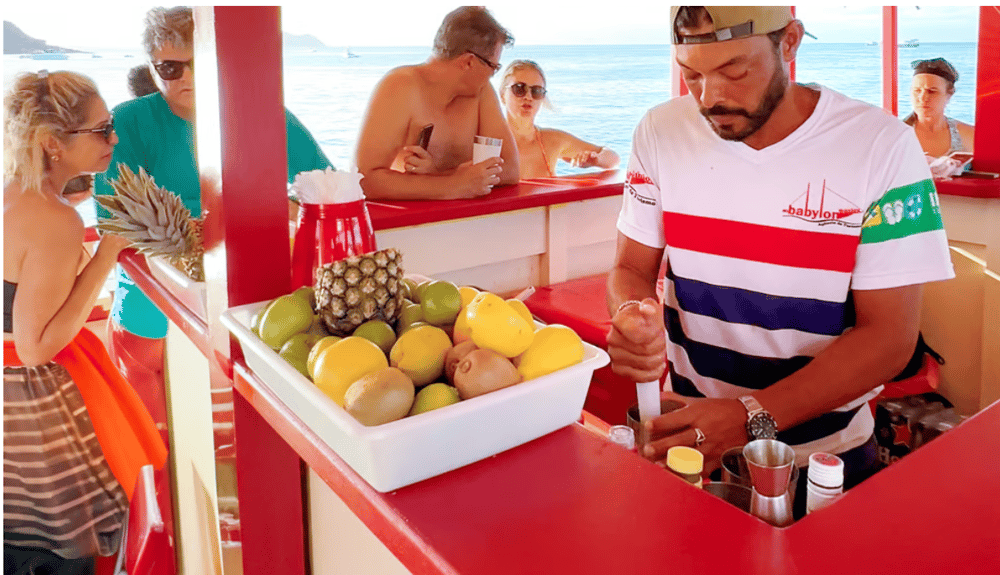 Bar a bordo com drinks e bebidas