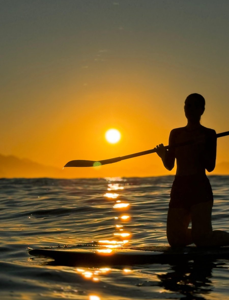     Conheça o Rio de Janeiro no nascer do sol com um passeio de stand up paddle perfeito para relaxar e se conectar