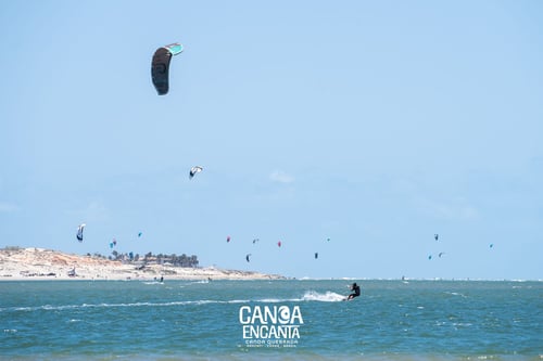 Sol, praia, gastronomia e aventura fazem de Canoa Quebrada uma das principais escolhas para as férias no Nordeste.