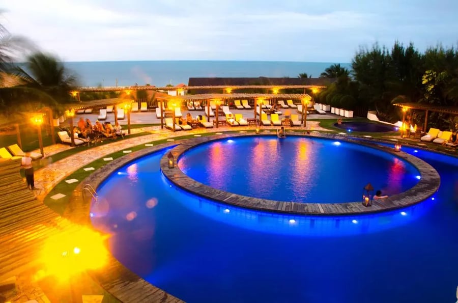 O Hotel Long Beach está localizado na Praia de Canoa Quebrada, no Estado do Ceará, é considerado a melhor estrutura de hospedagem da região contando com serviços de qualidade para oferecer a seus clientes durante todo o ano.