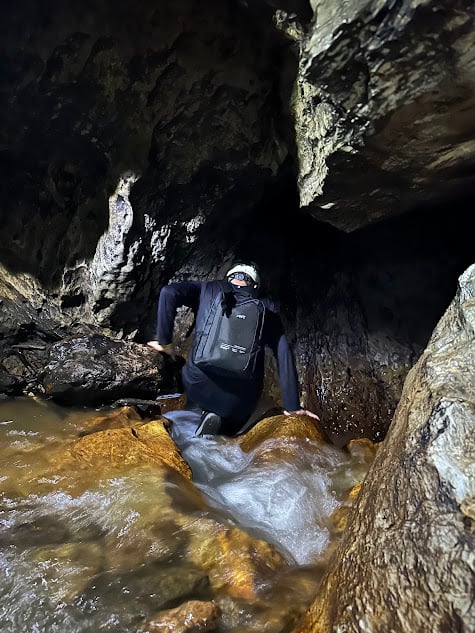 Passagem por Acquatrekking subterrâneo