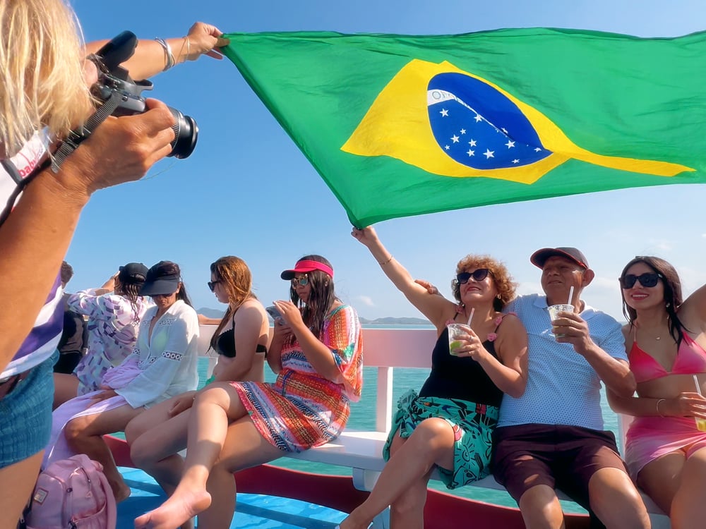 Passeio na Escuna Babylon, com toboágua e piscina infantil!
