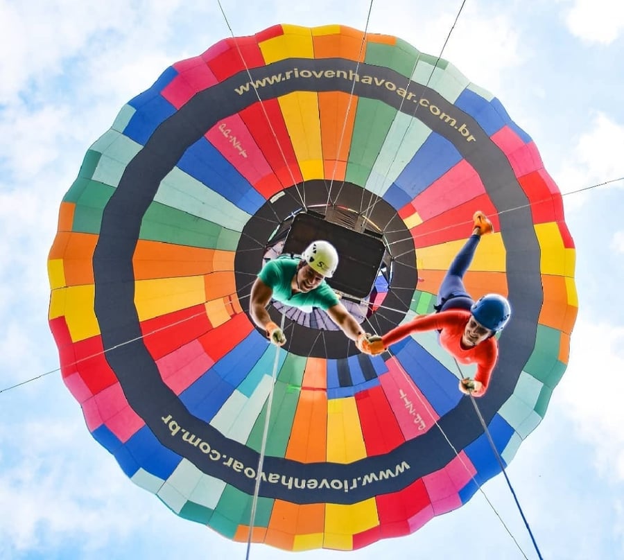 Casal se apaixona no rapel no balão