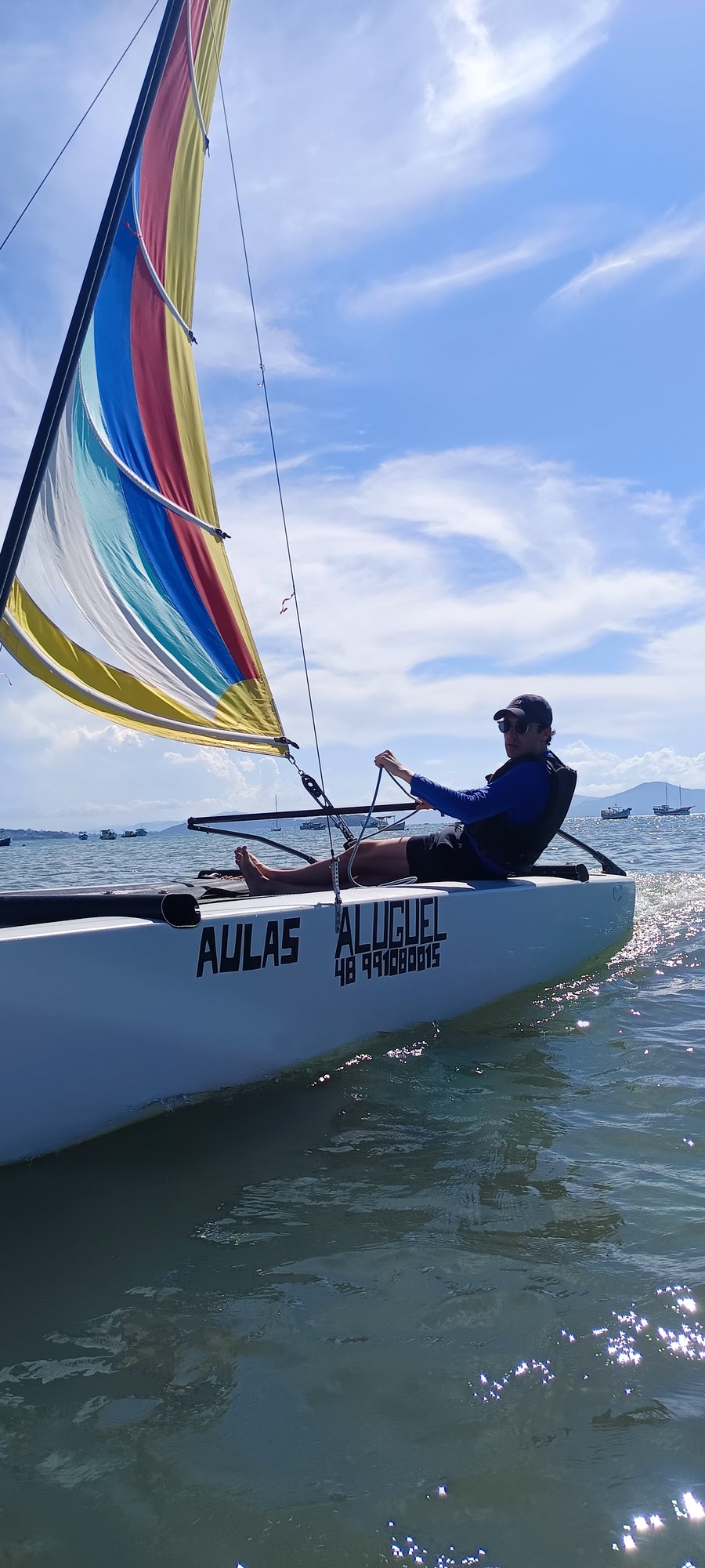  Conecte-se com os elementos: a prática da vela no Hobie Cat reduz o estresse e promove um estado de 'flow', onde o único foco é a harmonia entre você, o barco e o mar.