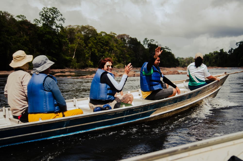 Expedição fluvial no Rio Amapari.