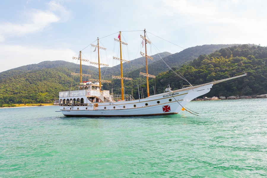 Passeio de Barco: Fortaleza de Anhatomirim + Golfinhos (com guia)