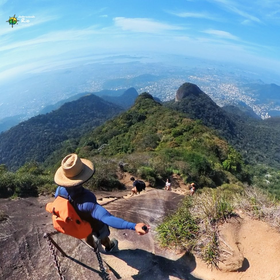 Grupo da Desbravando Rio em trilha no alto de uma montanha do Rio de Janeiro