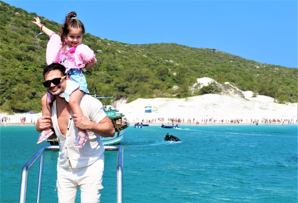 "Momentos que ficam para sempre! Rindo e brincando juntos, criando memórias inesquecíveis. ❤️👨‍👧"