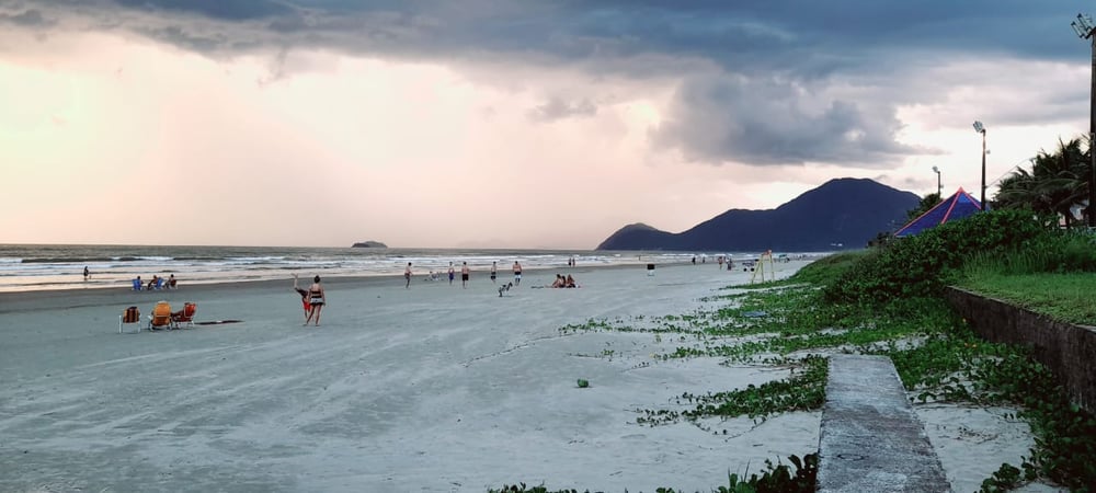 Passeio de barco na Ilha de Guarau: praias desertas e cachoeira