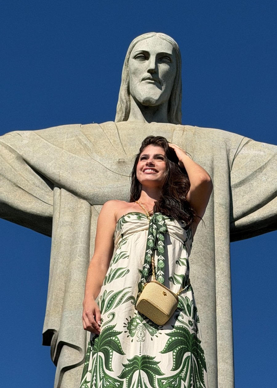 Ensaio fotográfico no Cristo Redentor com ângulos estratégicos e fotos naturais. Experiência completa no Rio de Janeiro.