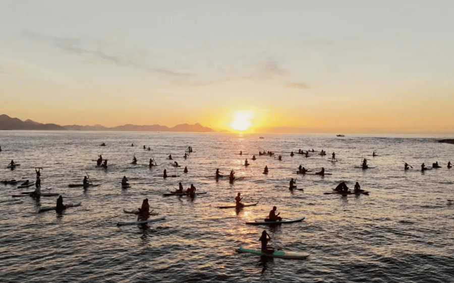 Remada em grupo no nascer do sol em Copacabana!