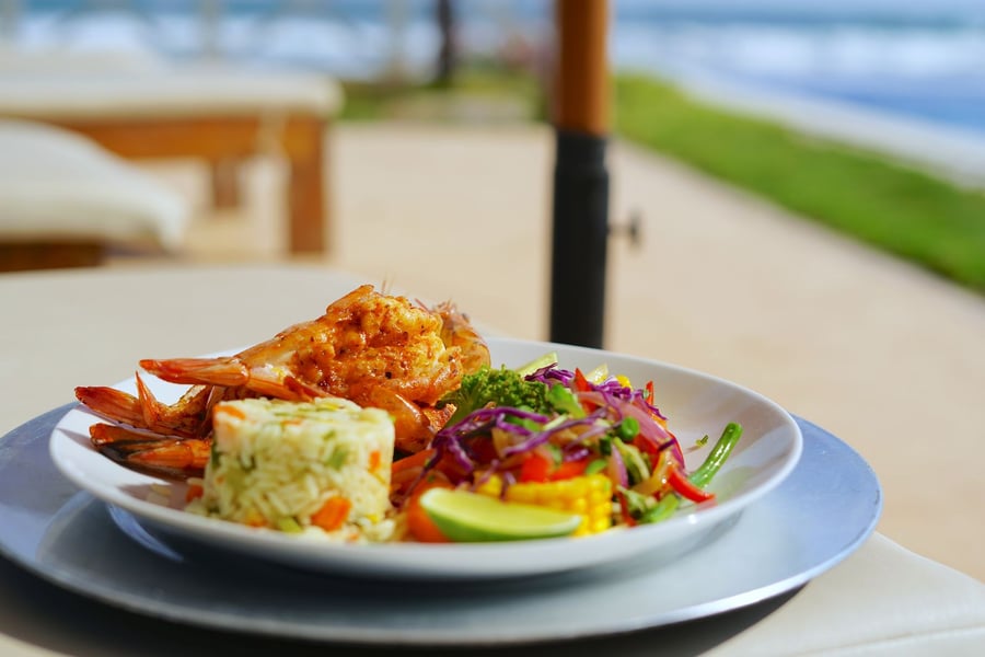 Almoço pé na areia – mesa no deck