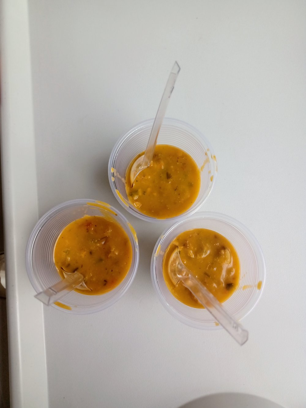 Caldo de sarnambi servido para degustação 