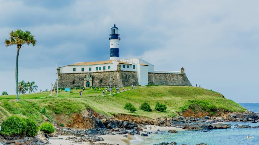 Farol da Barra, um dos principais cartões-postais visitados durante o City Tour em Salvador