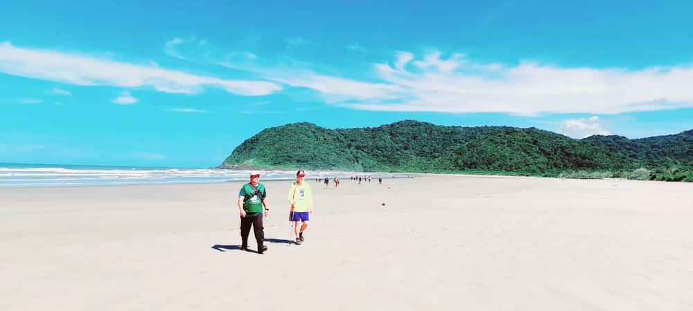  Passeio de barco na Ilha de Guarau: praias desertas e cachoeira