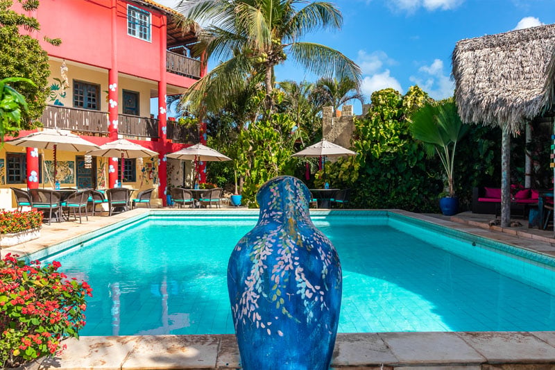 O Hotel Castelinho está em uma localização privilegiada, no coração de Canoa Quebrada, a dez minutos de caminhada da praia e a dois minutos da nossa famosa Broadway Street.